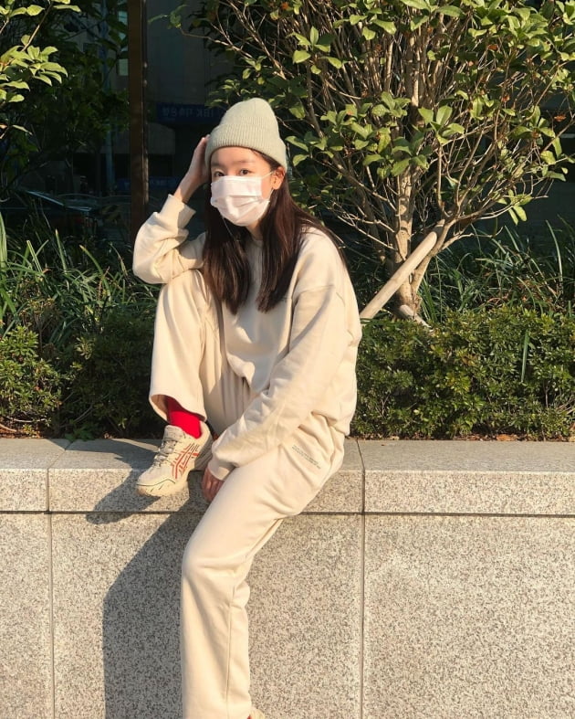 한선화, 흰색 체육복에 포인트는 빨간 양말 [TEN★]