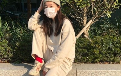 한선화, 흰색 체육복에 포인트는 빨간 양말 [TEN★]