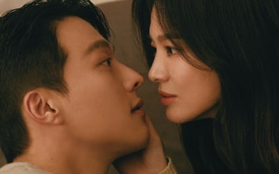 송혜교X장기용, 초밀착 눈맞춤…'지헤중' 스페셜 포스터