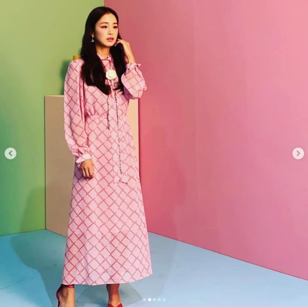 '비♥' 김태희, 쇄골 돋보이는 매혹적 드레스..,강렬한 레드[TEN★]