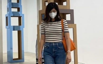 '홍콩 부촌댁' 강수정, 까치발로 8등신 청바지핏 완성 "마네킹 작품 앞에서" [TEN★]