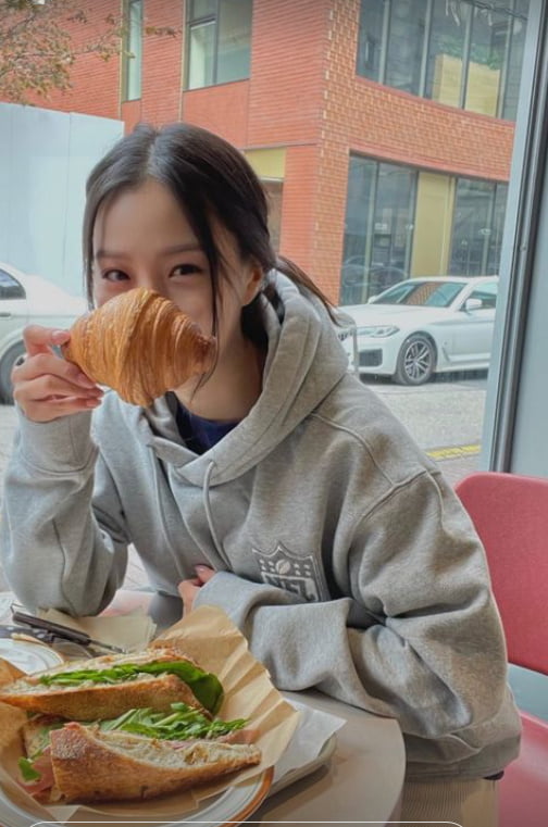 고민시, 브런치를 즐기는 여유...빵으로 얼굴이 가려지네[TEN★]