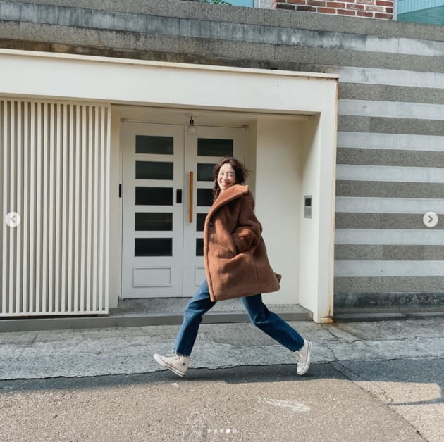 정려원, 양갈래 머리하고 소녀처럼...달려라 하니?[TEN★]