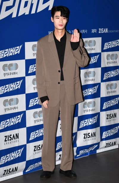 [TEN 포토] 김재운 '해맑은 손인사'