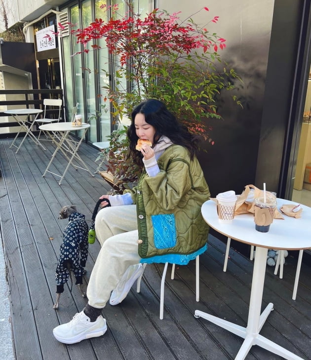 '김영임 며느리' 김윤지, 결혼 후 긴장 풀렸네…먹성 폭발 "빵 좀 먹을게" [TEN★]