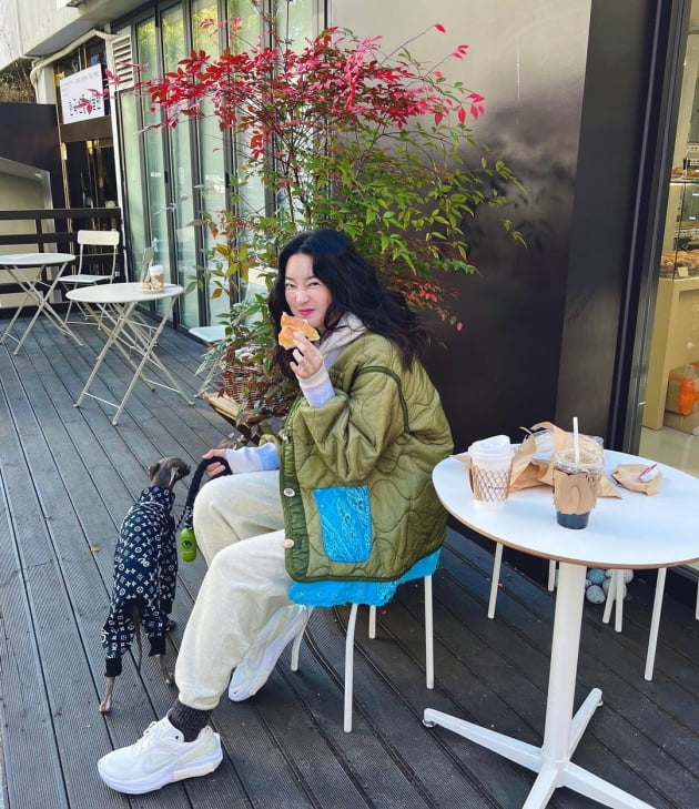 '김영임 며느리' 김윤지, 결혼 후 긴장 풀렸네…먹성 폭발 "빵 좀 먹을게" [TEN★]