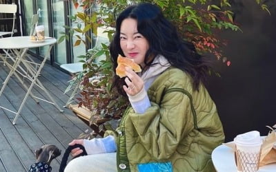 '김영임 며느리' 김윤지, 결혼 후 긴장 풀렸네…먹성 폭발 "빵 좀 먹을게" [TEN★]
