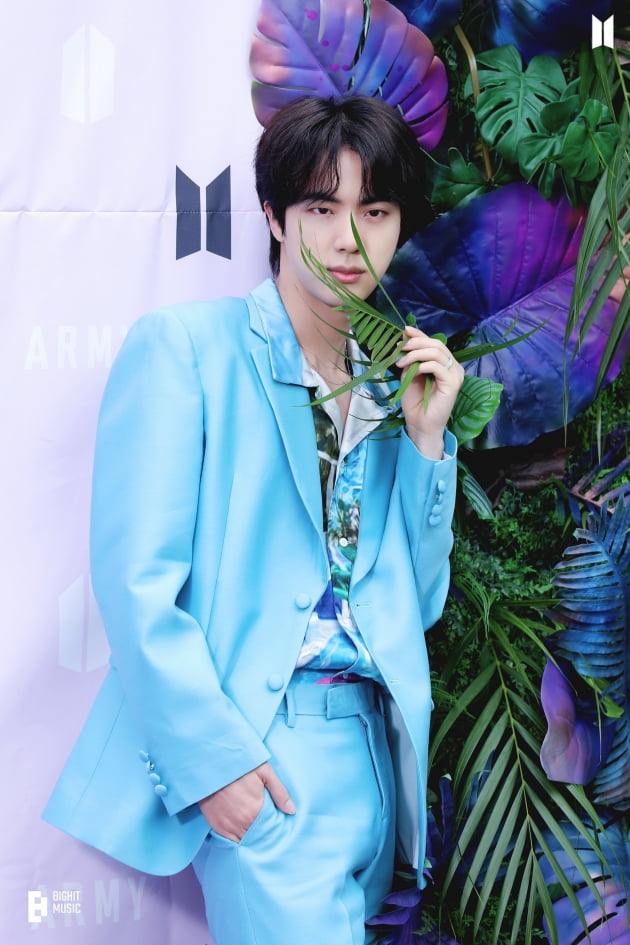 방탄소년단 진, 빠져들 수 밖에 없는 미로같은 남자…"영화의 한 장면"