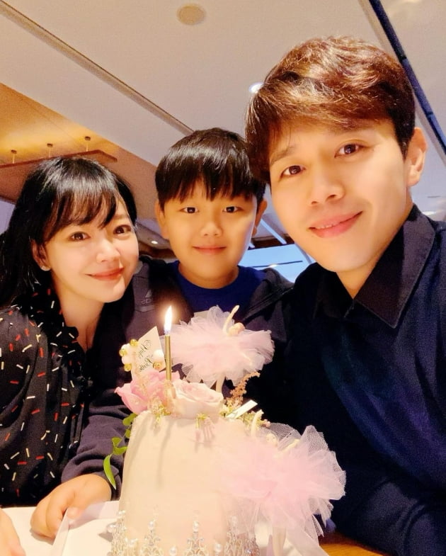 '손준호♥' 김소현, 왕관 쓰고 "조금 친한 분과" 생일 파티…옹기종기 모인 세 식구 [TEN★]