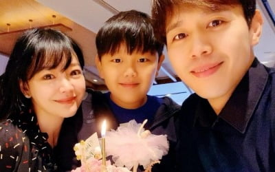 '손준호♥' 김소현, 왕관 쓰고 "조금 친한 분과" 생일 파티…옹기종기 모인 세 식구 [TEN★]