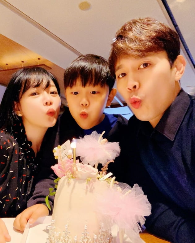 '손준호♥' 김소현, 왕관 쓰고 "조금 친한 분과" 생일 파티…옹기종기 모인 세 식구 [TEN★]