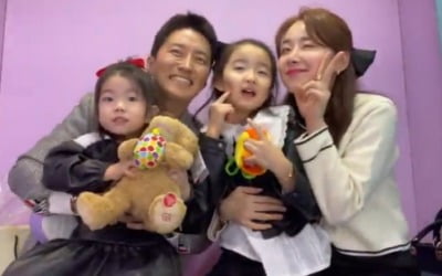 소이현♥인교진 "가족사진"…엄마·아빠 반반씩 닮아 더 사랑스러운 두 딸 [TEN★]