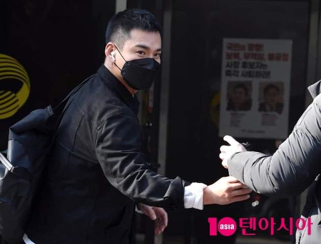 [TEN 포토] 이정 '모닝커피는 필수죠'