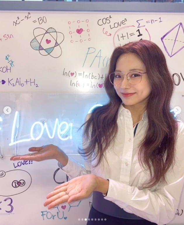 트와이스 쯔위, 안경쓰고 지적인 분위기 물씬...오늘도 이쁨[TEN★]