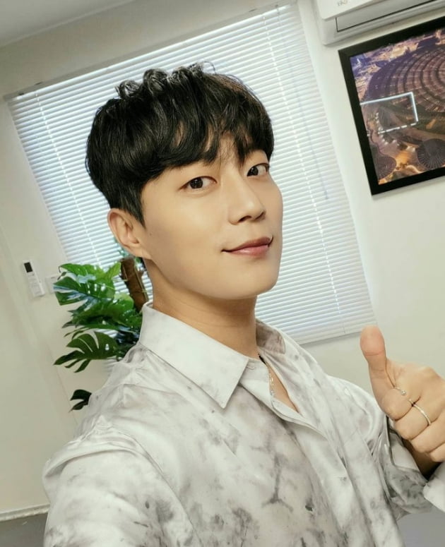 윤두준, 달콤미소에 여심녹네...조각같은 남성미[TEN★]