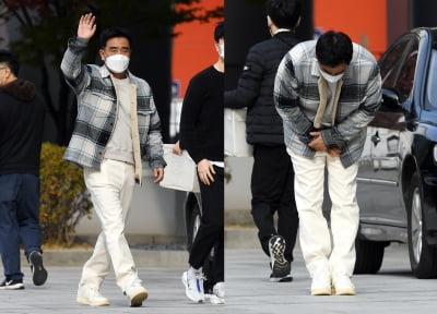 [TEN 포토] 류승룡 '천만배우의 폴더인사'