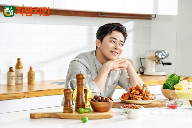 자담치킨, 전속모델 조정석과 재계약 체결