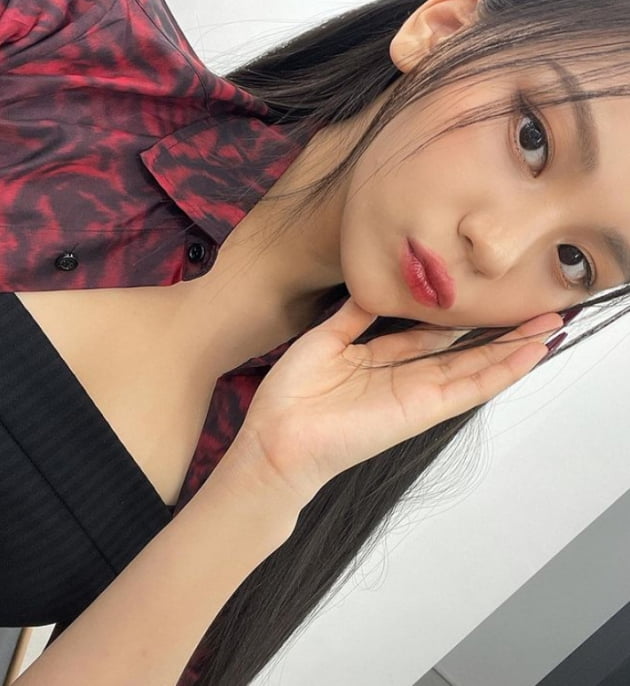 '여자친구→비비지' 엄지, 달라진 분위기…여성美 장착 [TEN★]