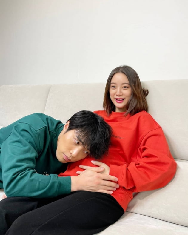 '우혜림♥' 신민철, 뱃속 아기 소리가 궁금한 예비 아빠…행복한 세 식구 [TEN★]