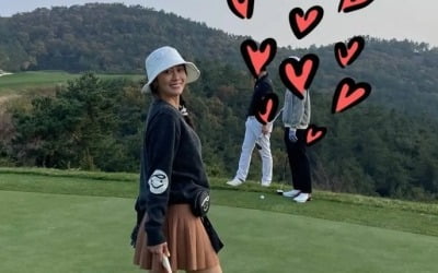 '치과의사♥' 전혜빈, 골프장서 나란히 어깨동무하고 달달 [TEN★]