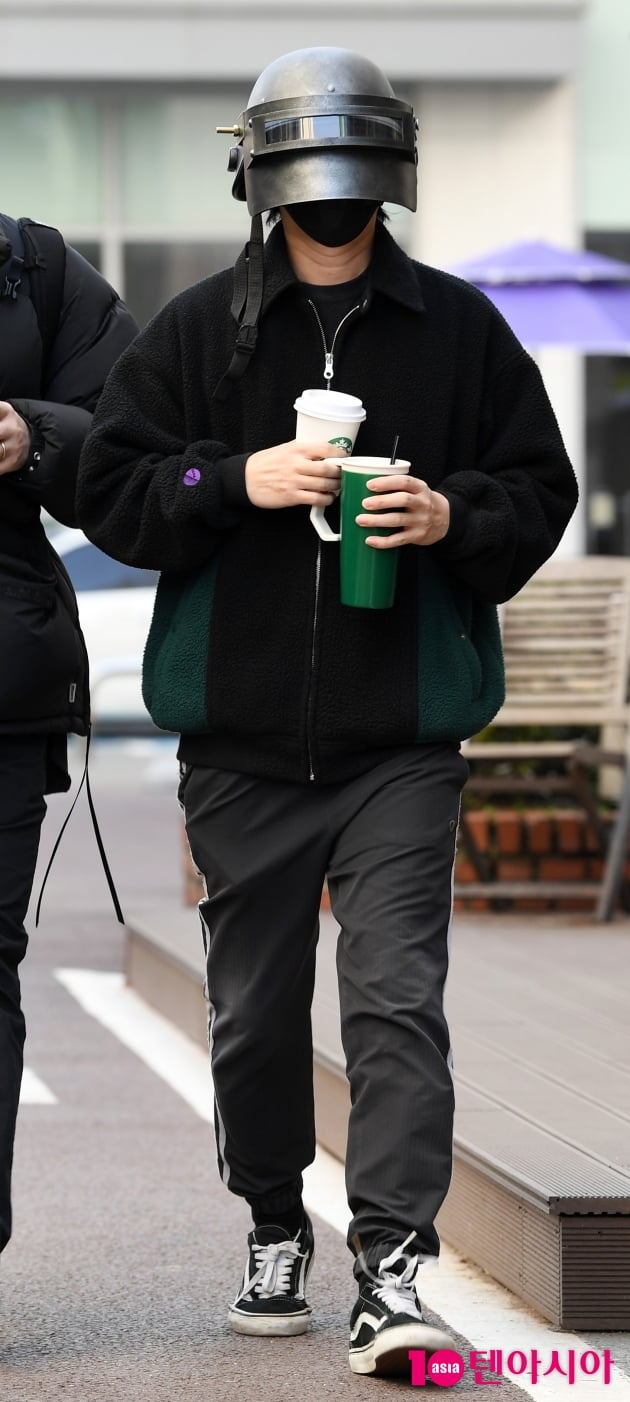 [TEN 포토] 에픽하이 타블로, 기자들 당황시킨 출근길 패션