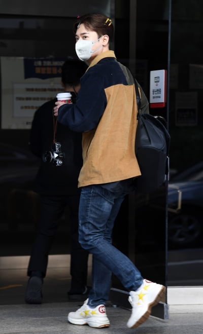 [TEN 포토] 라포엠 유채훈, 뒤돌아보면 심쿵