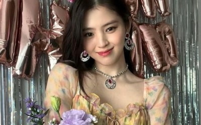 생일 앞둔 한소희, 다크함 지운 고혹美...으리으리한 생일상은 덤[TEN★]