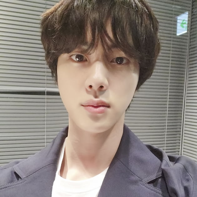 방탄소년단 진, 팬사랑 앞세워 소통… 위버스 단골의 면모