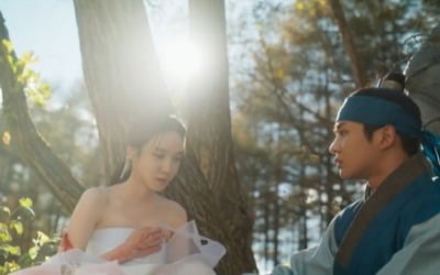 [종합] 박은빈, 로운 앞에서 옷 벗었다…여자라는 사실 고백('연모')