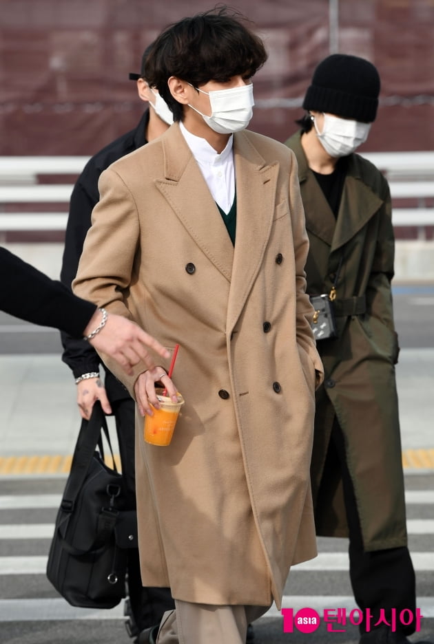 [TEN 포토] 방탄소년단 뷔 '롱코트 휘날리며 출국'