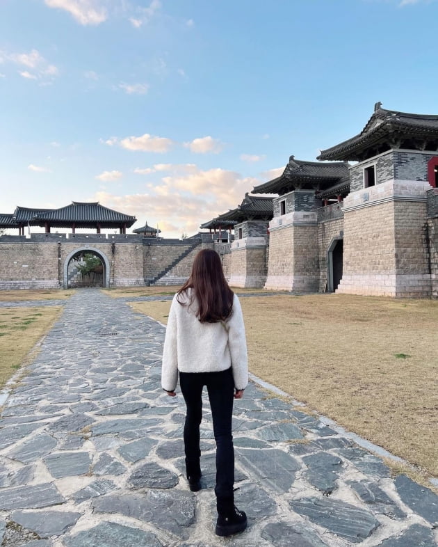 '외식사업가♥' 이시영, 명품B사 연둣빛 가방 메고 9등신 비율 [TEN★]