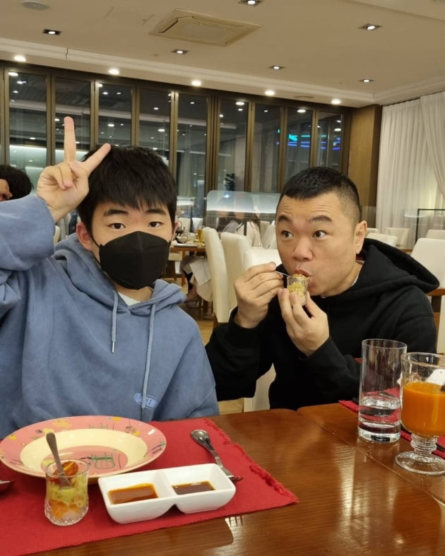 '정종철♥' 황규림, 사춘기 자녀들과 5성급호텔 뷔페 만끽 "쉽지 않은 가족사진" [TEN★]