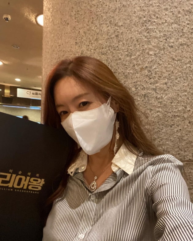 '재미교포♥' 김정은, 청록색 C사 명품백 메고 소유진X이순재 연극 응원 [TEN★]