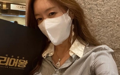 '재미교포♥' 김정은, 청록색 C사 명품백 메고 소유진X이순재 연극 응원 [TEN★]