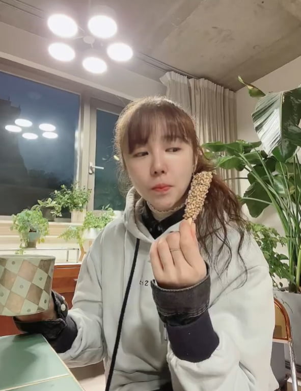 '38살' 윤은혜, 막대과자 입에 넣고 '베복' 시절 막내美 [TEN★]