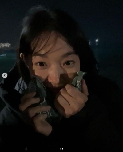 '김우빈♥' 신민아, 제주도 바닷가 밝히는 미모...넘 춥다[TEN★]