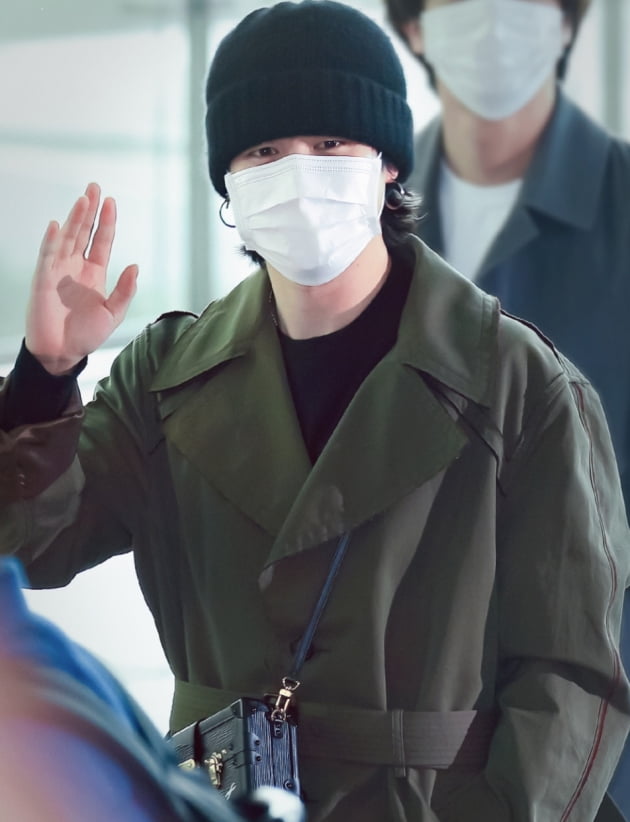 방탄소년단 지민, L사 명품 가방+은빛 브릿지로 뽐낸 공항 패션