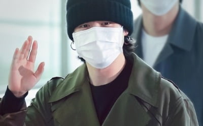 방탄소년단 지민, L사 명품 가방+은빛 브릿지로 뽐낸 공항 패션