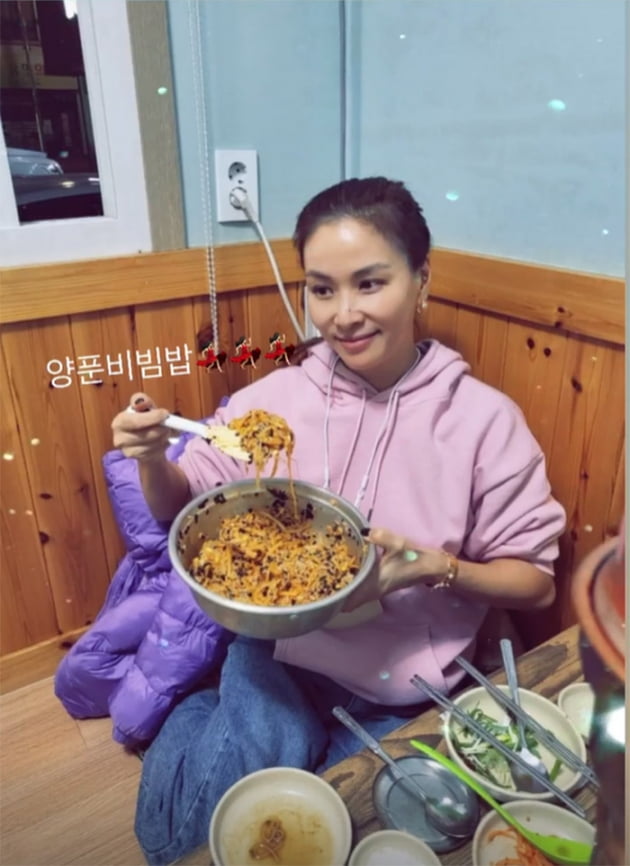 '장동건♥' 고소영, 온가족 여행 중 먹성 봉인해제…"양푼비빔밥"을 한가득 [TEN★]