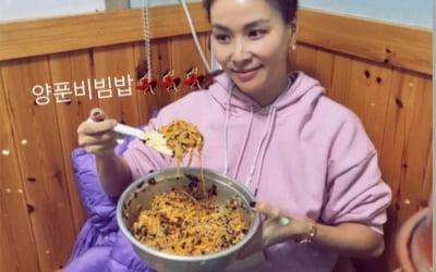 '장동건♥' 고소영, 온가족 여행 중 먹성 봉인해제…"양푼비빔밥"을 한가득 [TEN★]