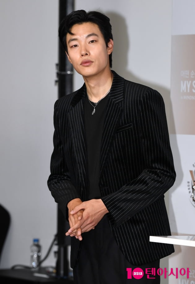 [TEN 포토] 류준열 '그림자 마저 반하겠네'