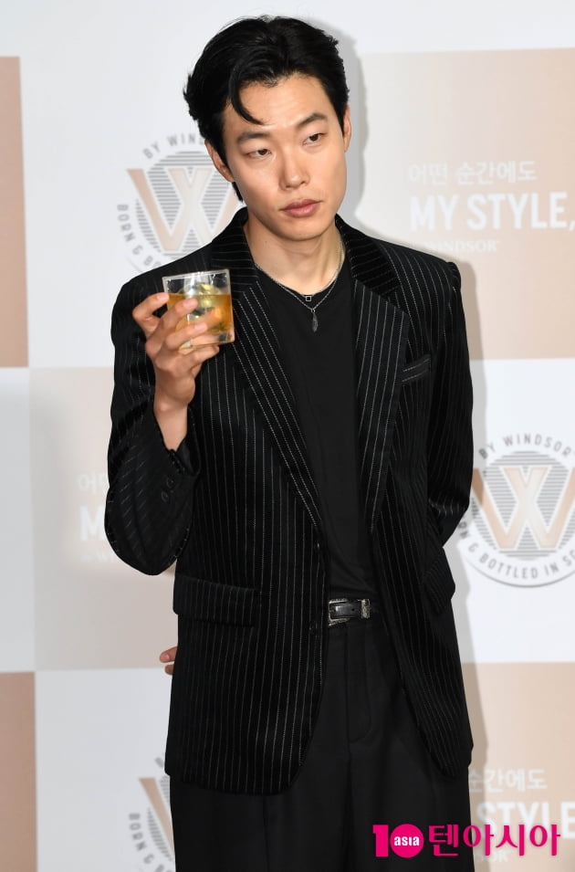 [TEN 포토] 류준열 '위스키 한잔 하실래요?'