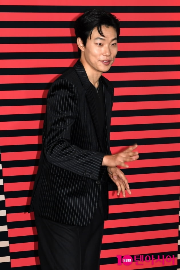 [TEN 포토] 류준열 '퇴근은 즐거워~'