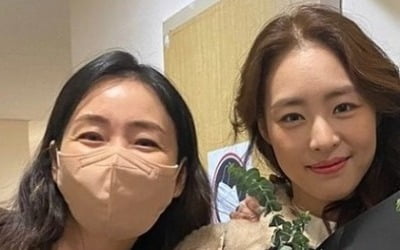 '9살 연하♥' 최지우, 광대로 파격 변신한 이연희 응원...빛나는 우정[TEN★]