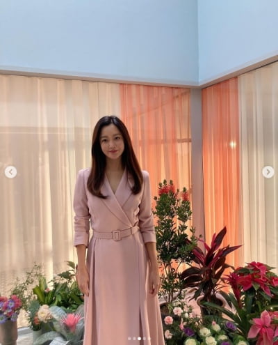 '45세' 김희선, 꽃 기죽이는 미모...자연미인의 위엄[TEN★]