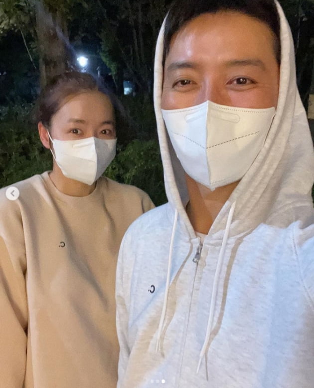 인교진♥소이현, 밤 마실중 꿀 떨어지는 부부...달달하네[TEN★]