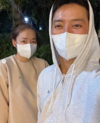 인교진♥소이현, 밤 마실중 꿀 떨어지는 부부...달달하네[TEN★]