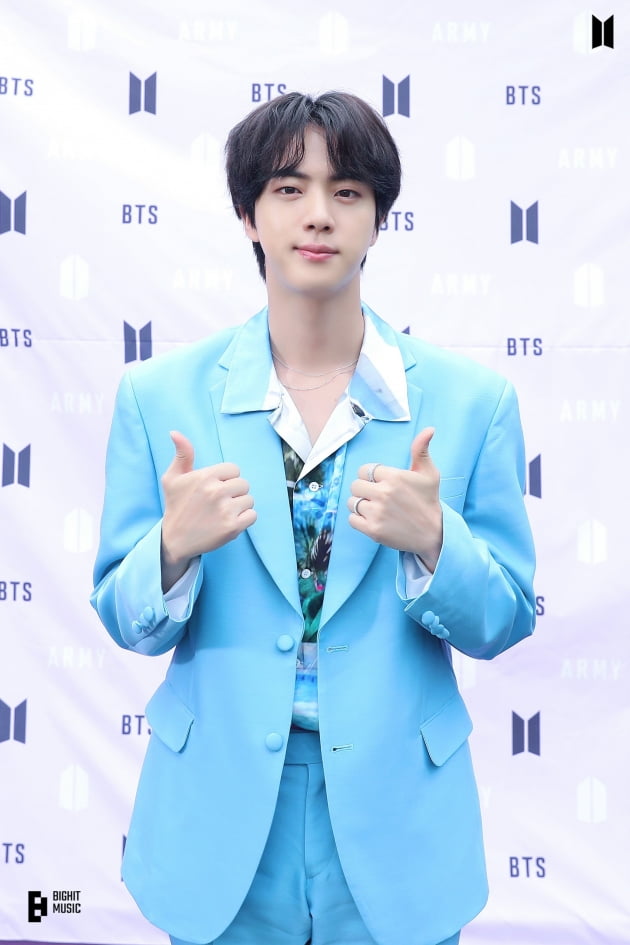 빌보드 차트를 점령한 방탄소년단 진 'Yours' 로 전인미답의 길을 가다