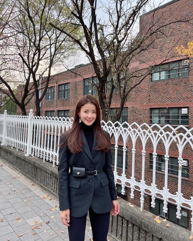 '외식사업가♥' 이시영, 명품P사 삼각로고 귀에 달고 미소…길거리가 런웨이 [TEN★]