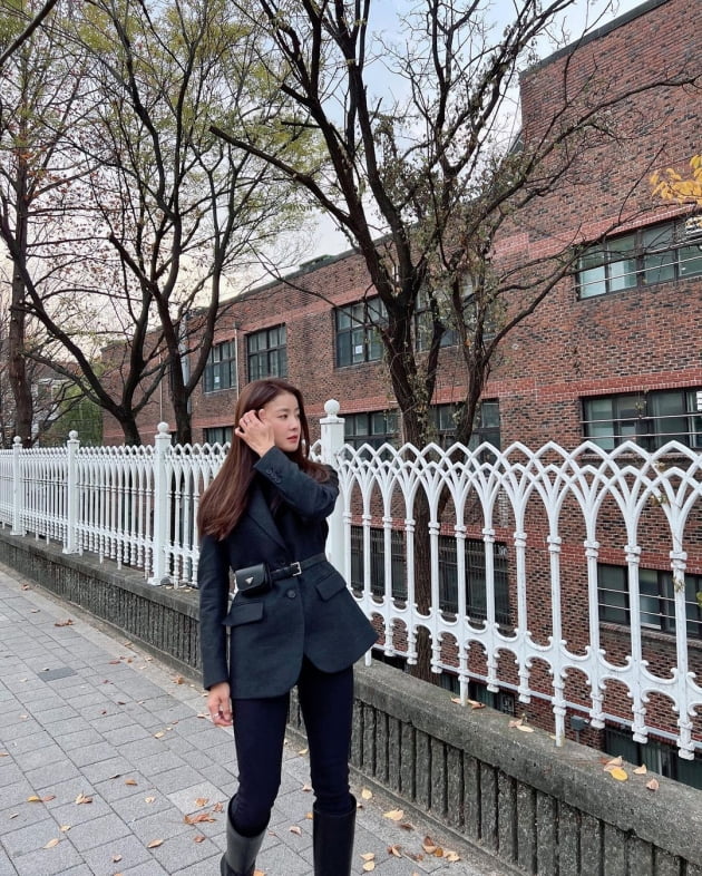 '외식사업가♥' 이시영, 명품P사 삼각로고 귀에 달고 미소…길거리가 런웨이 [TEN★]